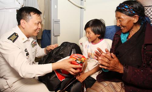 5月26日,在北京火車西站,海軍總醫(yī)院醫(yī)護(hù)人員把準(zhǔn)備好的食品送到即將返回家鄉(xiāng)的西藏先心病兒童手中。當(dāng)日,首批康復(fù)出院的14名西藏先心病兒童乘坐火車離開北京返回西藏。這14名先心病兒童分別在海軍總醫(yī)院和武警總醫(yī)院接受了免費(fèi)治療手術(shù)。“2012年西藏百名先心病兒童赴京接受免費(fèi)救治”活動(dòng)由解放軍總醫(yī)院、海軍總醫(yī)院、空軍總醫(yī)院和武警總醫(yī)院聯(lián)合中華慈善總會(huì)共同開展。新華社發(fā)(黃育平 攝)