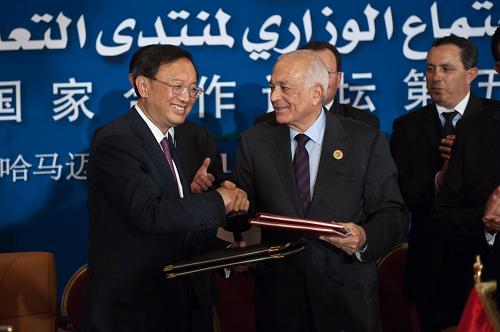 5月31日,在突尼斯哈馬邁特舉行的中阿合作論壇第五屆部長級會議閉幕式上,中國外交部長楊潔篪(左)在簽署“會議公報”和“2012-2014年行動執(zhí)行計劃”后同阿盟秘書長阿拉比(右)握手。中國-阿拉伯國家合作論壇第五屆部長級會議5月31日在突尼斯哈馬邁特閉幕,中阿雙方簽署了“會議公報”和“2012-2014年行動執(zhí)行計劃”,致力于深化雙方今后的戰(zhàn)略合作,促進共同發(fā)展。新華社記者 李木子 攝
