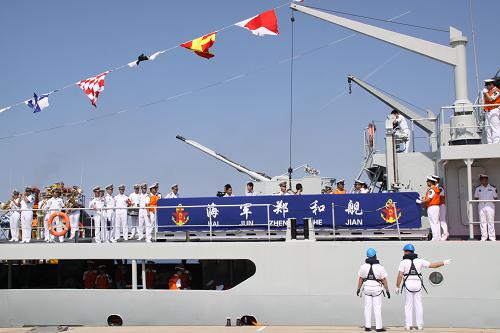 5月31日,中國海軍遠洋航海訓(xùn)練艦“鄭和”艦抵達意大利南部塔蘭托港,開始對意大利進行友好訪問。新華社記者 王昀加 攝