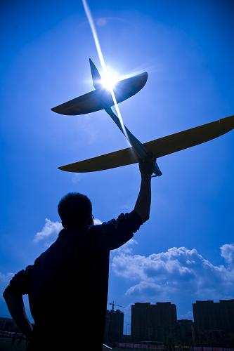 6月3日,參賽選手在進(jìn)行航空模型項目比賽。新華社發(fā)