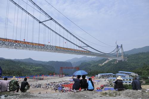 這是在張花高速公路張家界澧水特大橋合龍儀式現(xiàn)場(chǎng),當(dāng)?shù)厝罕娮园l(fā)趕到現(xiàn)場(chǎng)觀看大橋合龍(6月11日攝)。 新華社記者 明星 攝