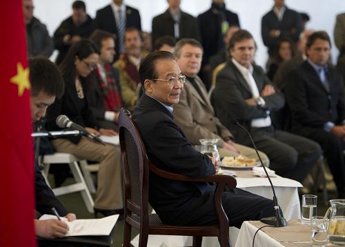 這是溫家寶在農(nóng)場與阿根廷政府主管農(nóng)業(yè)的官員和農(nóng)牧界人士進(jìn)行座談。 新華社記者 李學(xué)仁 攝
