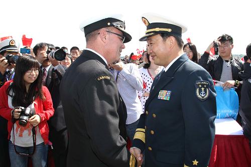 6月25日,中國海軍遠(yuǎn)洋航海訓(xùn)練艦“鄭和”艦??考幽么蟠笪餮蟾劭诔鞘泄怂购?,此次環(huán)球航行出訪指揮員、海軍副參謀長廖世寧少將(右一)與前來迎接的加拿大大西洋海上部隊(duì)司令兼大西洋聯(lián)合特遣部隊(duì)司令戴維·加德姆海軍少將握手。當(dāng)日,“鄭和”艦抵達(dá)哈利法克斯港,開始對(duì)加拿大進(jìn)行為期3天的友好訪問。這是中國海軍第三次訪問加拿大,也是第一次訪問加拿大大西洋港口。“鄭和”艦4月16日從大連啟航執(zhí)行“和諧使命-鄭和艦環(huán)球行”友好訪問任務(wù),計(jì)劃訪問幾大洲11國港口,并???國港口,總航程3萬多海里,預(yù)計(jì)歷時(shí)159天。新華社記者 馬丹 攝