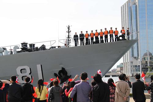 6月25日,中國海軍遠(yuǎn)洋航海訓(xùn)練艦“鄭和”艦??考幽么蟠笪餮蟾劭诔鞘泄怂?,受到當(dāng)?shù)厝A人華僑的熱烈歡迎。新華社記者 馬丹 攝