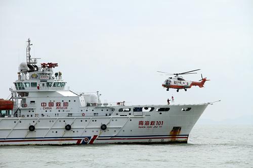 香港政府飛行服務(wù)隊將落水人員轉(zhuǎn)移至南海救101號船上(6月27日攝)。6月27日,來自粵港澳三地的21艘船只、3架飛機(jī)以及約300名人員在珠海三角山島附近水域參加“2012粵港澳三地海上聯(lián)合搜救演習(xí)”。演習(xí)模擬一艘高速客船與一艘工程船發(fā)生碰撞,客船破損進(jìn)水,4名旅客落水,客船上106人急需轉(zhuǎn)移救助;工程船隨后起火,船上有1人受重傷,急需派飛機(jī)送院搶救。三地搜救中心通過緊急協(xié)調(diào)機(jī)制啟動聯(lián)合救援行動。新華社記者 魏蒙 攝