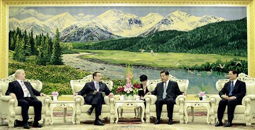 6月27日,中國全國政協(xié)主席賈慶林在北京人民大會堂會見出席“2012城市可持續(xù)發(fā)展北京論壇”的美國華盛頓特區(qū)市長文森特·格雷等外國城市市長和副市長。新華社記者 丁林 攝