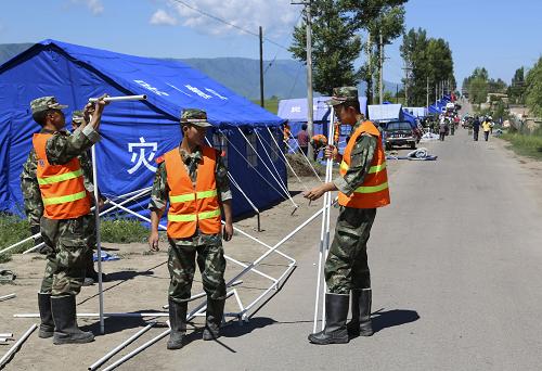 7月1日,武警官兵在新源縣那拉提鎮(zhèn)哈拉蘇村為受災(zāi)村民搭建救災(zāi)帳篷。當(dāng)日,已經(jīng)在新疆新源縣那拉提鎮(zhèn)地震災(zāi)區(qū)奮戰(zhàn)一天一夜的武警官兵在搭建完大部分救災(zāi)帳篷之后,選擇在樹叢、草地上抓緊時(shí)間午休。截至目前,在6月30日地震中受災(zāi)的當(dāng)?shù)厝罕娊^大部分已住進(jìn)了救災(zāi)帳篷,進(jìn)一步的恢復(fù)重建工作也在陸續(xù)展開之中。新華社記者 江文耀 攝