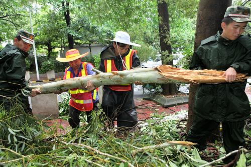 7月24日,廣東邊防七支隊十三中隊官兵與深圳市環(huán)衛(wèi)工人冒雨清理被臺風刮倒的樹木。 當日,廣東深圳邊防七支隊與當?shù)丨h(huán)衛(wèi)、社區(qū)、企業(yè)等部門聯(lián)動,共同清理狂風暴雨后的垃圾,加固松動物體,疏通受阻道路,轉移危險地帶群眾,確保人民群眾生命財產(chǎn)安全和正常出行。據(jù)廣東省氣象臺介紹,今年的第8號臺風“韋森特”于當日4時15分在臺山市赤溪鎮(zhèn)登陸,登陸時中心附近最大風力13級,風速達到40米/秒。受其影響,廣東省境內多個地區(qū)出現(xiàn)大風大暴雨。新華社發(fā)(陳陽紅 攝)