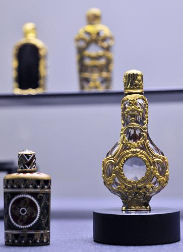 這是7月25日在臺(tái)北故宮博物院“鼻煙壺文化”特展上拍攝的各式鼻煙壺精品。當(dāng)日,臺(tái)北故宮博物院舉辦“鼻煙壺文化”特展。該展從臺(tái)北故宮珍藏的1000余件各式鼻煙盒、鼻煙壺及相關(guān)器具中精選360組(件)展品,分為“西潮——歐洲鼻煙盒”、“新潮——清廷創(chuàng)制鼻煙壺”、“風(fēng)潮——競(jìng)相爭(zhēng)艷”和“回瀾——品味交流”四部分,完整呈現(xiàn)清代在歐洲鼻煙潮流下所發(fā)展出的特有鼻煙壺文化,展現(xiàn)了中西文化交融下的鼻煙容器之美。新華社發(fā)(吳景騰 攝)