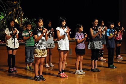 7月29日,日本小學生在日本神奈川縣相模湖交流中心的追悼會上吹奏樂器表達對逝去勞工的追思。當日,追悼會由“相模湖建設殉難者聯(lián)合追悼會實行委員會”主持,相模湖所在相模原市副市長山口和夫、神奈川縣議會副議長笠間茂治、中國駐日大使館官員以及旅日華僑、朝僑及韓僑團體代表等出席追悼會,悼念二戰(zhàn)時期為修建相模湖水庫而殉難的中國、朝鮮、韓國和日本勞工。相模湖水庫是日本第一個多用途人工湖,于1940年至1947年修建,日本當時動用了360萬名勞工,其中包括被侵華日軍強擄到日本的近300名中國人。由于極其惡劣的勞動條件加上遭受非人的欺凌,共有83名勞工在工地喪生,其中28名為中國勞工。日本有識之士和進步團體為悼念殉難者成立了“相模湖建設殉難者聯(lián)合追悼會實行委員會”,從1979年起每年7月底都會舉行追悼會。新華社記者 馬平 攝