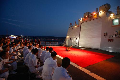 8月7日,在保加利亞的瓦爾納港,中國(guó)海軍“煙臺(tái)”號(hào)護(hù)衛(wèi)艦官兵在甲板上觀看表演。當(dāng)晚,保中友協(xié)組織志愿者為到訪的中國(guó)海軍“煙臺(tái)”號(hào)護(hù)衛(wèi)艦官兵舉行慰問(wèn)演出。剛剛完成亞丁灣、索馬里海域護(hù)航任務(wù)的中國(guó)海軍第十一批護(hù)航編隊(duì)中的“煙臺(tái)”號(hào)護(hù)衛(wèi)艦于8月5日抵達(dá)瓦爾納港,開(kāi)始為期5天的友好訪問(wèn)。這是中國(guó)海軍艦艇首次訪問(wèn)保加利亞。新華社記者 周磊 攝