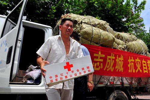 8月8日,民政部門工作人員在受災(zāi)地區(qū)發(fā)放救災(zāi)醫(yī)療物資。針對(duì)部分地區(qū)受特大暴雨災(zāi)害影響,基本生活物資缺乏等情況,湖北丹江口緊急派出三個(gè)救援組深入重災(zāi)鄉(xiāng)鎮(zhèn),運(yùn)送米、面5萬斤,蔬菜1萬斤,以及大量食用油、飲用水等救災(zāi)物資。當(dāng)?shù)亟煌?、電力、通信等部門已組織大量人員趕赴重災(zāi)區(qū),力爭早日恢復(fù)重災(zāi)區(qū)受損的道路、電力、通訊設(shè)施。新華社記者 肖藝九 攝