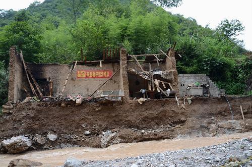 8月21日在湖北省??悼h寺坪鎮(zhèn)龍鳳村拍攝的一戶被洪水沖毀的房屋。8月20日18時(shí)至21時(shí),湖北省保康縣全境遭受暴雨洪澇災(zāi)害,最大降雨量210毫米,共有七個(gè)鄉(xiāng)鎮(zhèn)受災(zāi)。災(zāi)情發(fā)生后,??悼h緊急疏散撤離險(xiǎn)區(qū)群眾,組織群眾全力抗災(zāi)自救,爭取將災(zāi)害損失降至最低。新華社發(fā)(陳泉霖 攝)