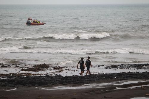 8月29日,韓國海警在“粵江城漁”91105號漁船附近海域搜救失蹤人員。新華社記者 姚琪琳 攝