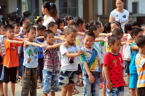 8月29日,在南寧-東盟經(jīng)濟(jì)開發(fā)區(qū)中心小學(xué),剛?cè)雽W(xué)的一年級(jí)學(xué)生在排隊(duì)做操。幼兒園和高中學(xué)生手持“教育券”入學(xué)報(bào)到、小學(xué)和初中義務(wù)教育階段學(xué)生開學(xué)也幾乎不用交錢……從今年秋季學(xué)期起,南寧—東盟經(jīng)濟(jì)開發(fā)區(qū)率先在廣西實(shí)行包括學(xué)前3年、義務(wù)教育9年和高中3年的15年免費(fèi)教育,惠及7000多名學(xué)生。新華社記者 黃孝邦 攝