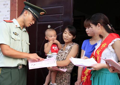 消防志愿者給居民講解日常家庭防火常識(shí)(8月27日攝)。 連日來(lái),安徽省消防總隊(duì)六安支隊(duì)舒城縣消防大隊(duì)組織10余支由消防志愿者組成的宣傳小分隊(duì),到人員密集場(chǎng)所、城鄉(xiāng)結(jié)合部、易燃連片小商鋪等火災(zāi)易發(fā)、多發(fā)區(qū)域開(kāi)展全方位、面對(duì)面的宣傳,并與留守兒童、孤寡老人等結(jié)成對(duì)子進(jìn)行針對(duì)性幫扶,講解日常家庭防火常識(shí),贈(zèng)送消防宣傳資料,營(yíng)造全民關(guān)注消防,全民參與消防的社會(huì)氛圍。新華社發(fā)(劉浩 攝)