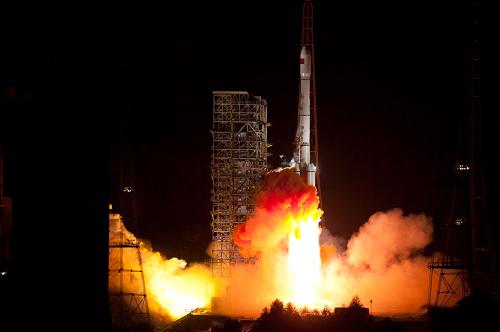 9月19日,載有第十四顆和第十五顆北斗導(dǎo)航衛(wèi)星的“長征三號(hào)乙”運(yùn)載火箭發(fā)射升空。2012年9月19日3時(shí)10分,我國在西昌衛(wèi)星發(fā)射中心用“長征三號(hào)乙”運(yùn)載火箭,采用一箭雙星方式,成功將第十四顆和第十五顆北斗導(dǎo)航衛(wèi)星發(fā)射升空并送入預(yù)定轉(zhuǎn)移軌道。 這是我國第二次采用一箭雙星方式發(fā)射北斗導(dǎo)航衛(wèi)星,也是今年北斗衛(wèi)星導(dǎo)航系統(tǒng)組網(wǎng)的第三次發(fā)射。此次北斗導(dǎo)航衛(wèi)星的成功發(fā)射,標(biāo)志著我國北斗衛(wèi)星導(dǎo)航系統(tǒng)快速組網(wǎng)技術(shù)日臻成熟。 此次發(fā)射的北斗導(dǎo)航衛(wèi)星和“長三乙”運(yùn)載火箭,分別由中國航天科技集團(tuán)公司所屬中國空間技術(shù)研究院和中國運(yùn)載火箭技術(shù)研究院研制。這是長征系列運(yùn)載火箭的第167次發(fā)射。新華社記者 江宏景 攝