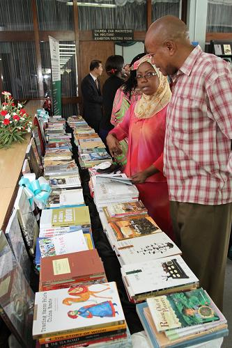 9月24日,在坦桑尼亞國(guó)家圖書館,坦媒體記者閱讀中國(guó)政府捐贈(zèng)的出版物。新華社記者 張平 攝