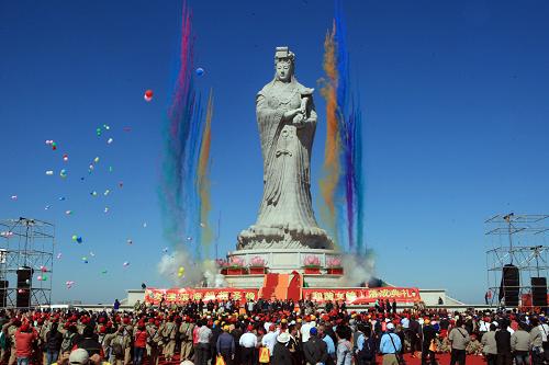 9月28日,參觀者在天津?yàn)I海旅游區(qū)媽祖文化經(jīng)貿(mào)園觀看媽祖圣像安座大典。當(dāng)日,高42.3米的媽祖像在天津?yàn)I海新區(qū)落成。兩岸四地上千名媽祖信眾、游客當(dāng)天相聚在渤海之濱,參加了媽祖圣像安座大典。 媽祖像坐落于天津?yàn)I海旅游區(qū)媽祖文化經(jīng)貿(mào)園,采用大理石和鋼筋混凝土建造。該文化經(jīng)貿(mào)園由臺(tái)灣媽祖聯(lián)誼會(huì)發(fā)起,臺(tái)灣大甲鎮(zhèn)瀾宮財(cái)團(tuán)投資興建。按照規(guī)劃,除了建媽祖像外,還將建媽祖廟、媽祖閬苑、禪居會(huì)館、津臺(tái)文化會(huì)展中心、文化藝術(shù)中心、民藝大街、商貿(mào)大樓和臺(tái)灣美食廣場(chǎng)等。因漕運(yùn)而興的天津,與媽祖有著深厚的淵源。天津民間至今流傳著“先有娘娘宮,后有天津衛(wèi)”的說(shuō)法。位于天津古文化街的天后宮俗稱“娘娘宮”,建立已有660多年,為中國(guó)北方最大的媽祖廟,也是中國(guó)北方媽祖文化信仰和研究中心,每年吸引眾多世界各地的信眾來(lái)天津朝拜、旅游。新華社發(fā)(李俊杰 攝)