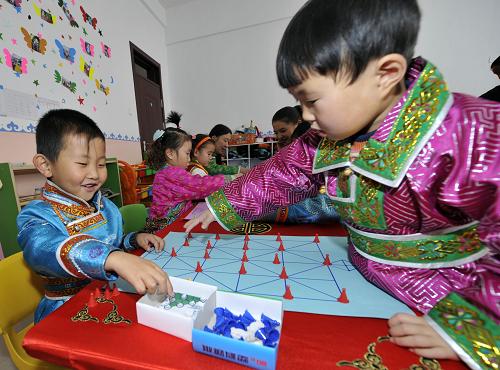 11月6日,內(nèi)蒙古克什克騰旗蒙古族小學(xué)學(xué)前班的學(xué)生在學(xué)習(xí)蒙古族游戲“寶格吉日格”(狗捉鹿)。新華社發(fā)(孫國(guó)樹(shù) 攝)