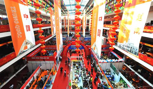 這是邊交會(huì)展覽區(qū)(11月8日攝)。11月8日,由云南省商務(wù)廳、云南省紅河哈尼族彝族自治州政府與越南工貿(mào)部貿(mào)易促進(jìn)局、越南老街省人民委員會(huì)聯(lián)合舉辦的第12屆中越(河口)邊境經(jīng)濟(jì)貿(mào)易交易會(huì)在云南河口開幕。為期5天的本屆邊交會(huì)以“貿(mào)易與投資、交流與合作”為主題,我國和來自越南、泰國、韓國、老撾、緬甸、柬埔寨、馬來西亞等國家和地區(qū)的千余家企業(yè)參展。新華社記者 陳海寧 攝