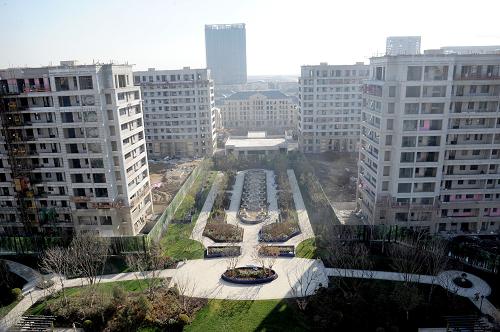 這是11月8日拍攝的建設(shè)中的沈陽(yáng)全運(yùn)村。目前,沈陽(yáng)全運(yùn)村的建設(shè)工作正在提速。截至10月底,沈陽(yáng)全運(yùn)村建設(shè)工程外裝修已完成65%、內(nèi)裝修完成35%、景觀環(huán)境工程完成20%、園區(qū)配套工程完成45%,計(jì)劃2013年5月31日前交付使用。 據(jù)了解,第十二屆全運(yùn)會(huì)全運(yùn)村位于沈陽(yáng)市大渾南核心區(qū)渾南新城莫子山地塊,建筑面積89萬(wàn)平方米。賽事期間,全運(yùn)村將為入住的運(yùn)動(dòng)員、技術(shù)官員和媒體記者約1.4萬(wàn)人提供住宿、餐飲、購(gòu)物和娛樂(lè)等服務(wù)。新華社發(fā)(張文魁 攝)