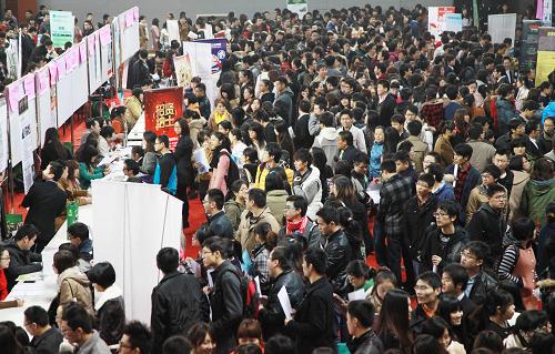 11月19日,眾多求職者在南京林業(yè)大學(xué)2013屆畢業(yè)生校園招聘會(huì)上求職。當(dāng)日,南京林業(yè)大學(xué)舉辦2013屆畢業(yè)生校園招聘會(huì)。招聘會(huì)吸引全國各地180余家用人單位參加,提供就業(yè)崗位2000余個(gè)。據(jù)江蘇省教育廳公告,目前該省已有119家高校發(fā)布了466場校園招聘會(huì),南京林業(yè)大學(xué)校園招聘會(huì)的舉辦,拉開了江蘇省2013屆高校畢業(yè)生百校聯(lián)動(dòng)就業(yè)活動(dòng)的大幕。新華社發(fā)(劉建華 攝)