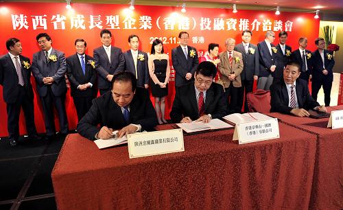11月21日,陜港企業(yè)代表在簽字儀式上。當(dāng)日,陜西成長(zhǎng)型企業(yè)(香港)投融資推介洽談會(huì)在香港舉行。來(lái)自陜西醫(yī)藥食品、電子科技、能源化工、裝備制造、現(xiàn)代農(nóng)業(yè)、旅游服務(wù)、節(jié)能環(huán)保和商貿(mào)物流8個(gè)領(lǐng)域的近百家有發(fā)展?jié)摿屯度谫Y價(jià)值的成長(zhǎng)型企業(yè)參加,與香港機(jī)構(gòu)進(jìn)行投融資對(duì)接。新華社記者 陳曉偉 攝