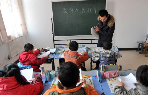 山西臨汾:“綠色港灣”里的快樂生活 11月27日,孩子們?cè)谏险n。 在山西臨汾“綠色港灣”紅絲帶學(xué)校,共生活著23名艾滋病患兒。學(xué)校為他們提供免費(fèi)治療和教育,讓他們感到社會(huì)大家庭的溫暖。 臨汾“綠色港灣”紅絲帶學(xué)校于2011年12月1日正式掛牌成立,成為我國(guó)目前唯一一所艾滋病患兒學(xué)校,這些孩子大多是由母嬰傳播而被感染艾滋病。目前該校有老師9名,學(xué)生23名,其中小學(xué)生6名,初中生17名。學(xué)校為他們開設(shè)了語文、數(shù)學(xué)、英語、體育以及心理等多項(xiàng)課程。孩子們?cè)诶蠋熀歪t(yī)護(hù)人員關(guān)愛下,正幸??鞓返爻砷L(zhǎng)。 新華社記者武敵攝