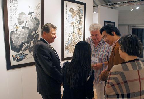 12月5日,在美國(guó)邁阿密Art Expo國(guó)際美術(shù)展上,中國(guó)畫家與美國(guó)同行交流。當(dāng)天,由中國(guó)國(guó)家畫院組織實(shí)施的“寫意中國(guó)”畫展亮相2012美國(guó)邁阿密Art Expo國(guó)際美術(shù)展。26位中國(guó)國(guó)畫、版畫藝術(shù)家的百余幅作品在此展出,充分展示當(dāng)代美術(shù)創(chuàng)作的中國(guó)風(fēng)格和中國(guó)氣派。新華社發(fā)(立朋 攝)
