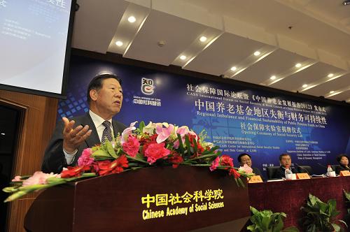 12月17日,全國社?;鹄硎聲硎麻L戴相龍在發(fā)布會上演講。他建議劃撥央企利潤彌補養(yǎng)老金缺口,實現(xiàn)養(yǎng)老金賬戶的可持續(xù)發(fā)展。新華社記者 楊光 攝