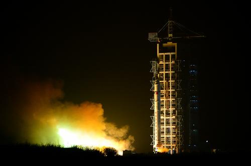12月19日,在甘肅酒泉衛(wèi)星發(fā)射中心,載有土耳其GK-2地球觀測(cè)衛(wèi)星的長(zhǎng)征二號(hào)丁運(yùn)載火箭點(diǎn)火升空。12月19日零時(shí)13分,我國(guó)在酒泉衛(wèi)星發(fā)射中心用長(zhǎng)征二號(hào)丁運(yùn)載火箭,成功將土耳其GK-2地球觀測(cè)衛(wèi)星發(fā)射升空并送入預(yù)定軌道。新華社記者 張錳 攝