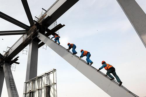 12月23日,工人登上德大鐵路龍居黃河特大橋橋梁準(zhǔn)備高空作業(yè)。新華社記者 何俊昌 攝