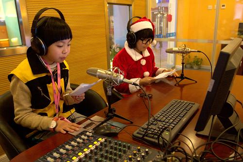 12月23日,天津SOS兒童村的孩子在天津市希樂(lè)城廣播電臺(tái)館體驗(yàn)播音員工作。當(dāng)日,“你的快樂(lè),有我相伴”關(guān)愛(ài)兒童慈善公益活動(dòng)在天津舉行,20名天津SOS兒童村的孩子來(lái)到天津市希樂(lè)城少兒職業(yè)探索樂(lè)園,體驗(yàn)各種職業(yè),度過(guò)快樂(lè)的一天。新華社發(fā)(王青巖 攝)