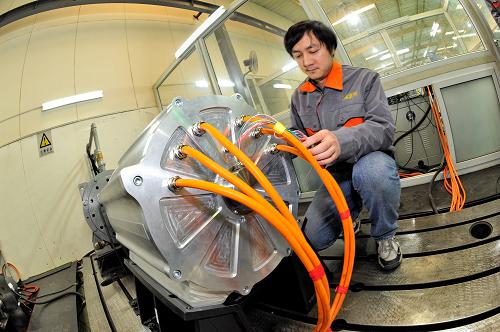 1月7日,工程師在實驗室內(nèi)對100KW雙繞組驅(qū)動電機進行測試。新華社記者 楊光 攝