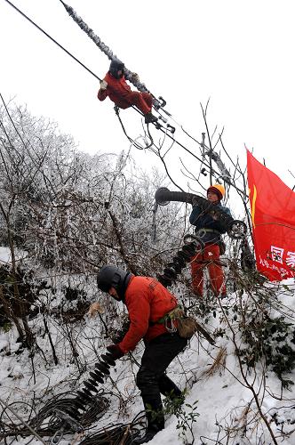 1月8日,浙江省送變電工程公司電力工人在搶修電網(wǎng)。因近日大范圍冰凍雨雪天氣影響,浙江寧波地區(qū)多條輸電線路發(fā)生故障,危及電網(wǎng)線路穩(wěn)定運(yùn)行。浙江省送變電工程公司啟動應(yīng)急預(yù)案,集結(jié)力量組成7支抗冰搶險(xiǎn)突擊隊(duì)奔赴搶險(xiǎn)一線,保衛(wèi)浙江電網(wǎng)安全穩(wěn)定運(yùn)行。新華社發(fā)(梁臻 攝)