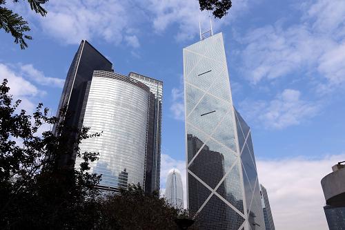 香港中環(huán)金融中心中銀大廈(右)和中國工商銀行大樓(2013年1月8日攝)。美國傳統(tǒng)基金會(huì)和《華爾街日報(bào)》10日發(fā)表的聯(lián)合報(bào)告顯示,香港連續(xù)第19年位列“全球最自由經(jīng)濟(jì)體”榜首,新加坡、澳大利亞分別居第二、第三位,前三位排名與去年一致。報(bào)告指出,香港具備高度競爭力的規(guī)管制度、有效率和具透明度的法律框架、干勁十足和高技能的勞動(dòng)力、廉潔等諸多優(yōu)勢,是保持經(jīng)濟(jì)動(dòng)力的基石;同時(shí),香港與內(nèi)地的經(jīng)濟(jì)互動(dòng)日趨緊密成熟。香港經(jīng)濟(jì)繼續(xù)充分表現(xiàn)出抵御沖擊的能力,是全球最有競爭力的金融和商業(yè)中心之一。新華社記者 李鵬 攝