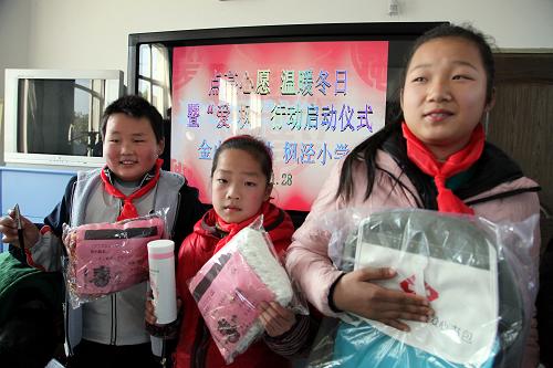 1月28日,在“點(diǎn)亮心愿”活動(dòng)物品交接儀式上,孩子們收到了各自“心愿禮物”。新華社發(fā)(莊毅 攝)