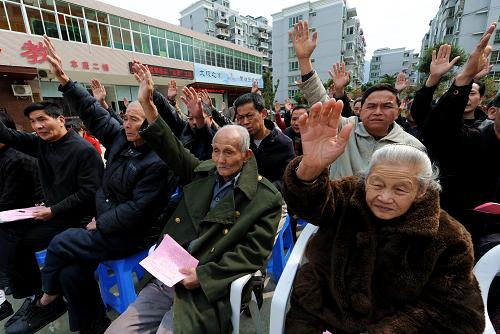 2012年3月21日,福州市晉安區(qū)鼓山鎮(zhèn)前嶼村村民在聽證會上對招租方案進行舉手表決。文件要求,完善鄉(xiāng)村治理機制,切實加強以黨組織為核心的農(nóng)村基層組織建設。新華社記者 張國俊 攝
