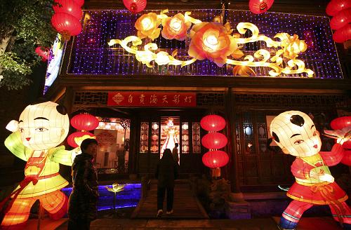 2月5日晚,游人在南京老城南門(mén)東街區(qū)觀賞自貢彩燈。2013年南京秦淮燈會(huì)將于2月6日(農(nóng)歷臘月二十六)至2月27日(農(nóng)歷正月十八)在南京夫子廟——秦淮河風(fēng)光帶舉行,正在建設(shè)中的南京老城南門(mén)東街區(qū)將首次成為燈會(huì)大型展區(qū),并將在2月6日舉行亮燈儀式。據(jù)介紹,南京老城南門(mén)東街區(qū)是按老南京風(fēng)格進(jìn)行建設(shè)的,保留有大量歷史建筑。新華社發(fā)(王新 攝)