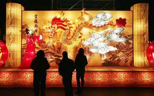 2月5日晚,游人在南京老城南門(mén)東街區(qū)觀賞“畫(huà)龍點(diǎn)睛”彩燈。新華社發(fā)(王新 攝)