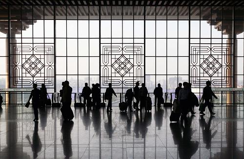 3月6日,乘客來(lái)到高鐵南京南站候車(chē)大廳。2013年春運(yùn)3月6日落幕,全國(guó)道路、水路、民航、鐵路運(yùn)送旅客總量超過(guò)了34億人次。 據(jù)交通運(yùn)輸部統(tǒng)計(jì),春運(yùn)40天,全國(guó)道路旅客運(yùn)輸31億人次,同比增長(zhǎng)8.8%;水路旅客運(yùn)輸4250萬(wàn)人次,同比增長(zhǎng)0.14%;鐵道部統(tǒng)計(jì)顯示,全國(guó)鐵路發(fā)送旅客約2.4億人次;民航局統(tǒng)計(jì),全國(guó)民航40天里共運(yùn)送旅客3807萬(wàn)人次,同比大幅增長(zhǎng)。 新華社發(fā)
