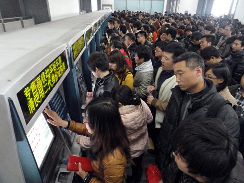 3月6日,旅客在蘇州火車(chē)站自助售票機(jī)上購(gòu)買(mǎi)火車(chē)票。新華社發(fā)