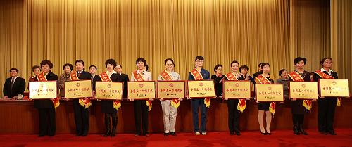 3月6日,榮獲全國五一巾幗獎(jiǎng)狀的單位代表在臺(tái)上領(lǐng)獎(jiǎng)狀。當(dāng)日,中華全國總工會(huì)在北京表彰全國五一巾幗獎(jiǎng)狀、獎(jiǎng)?wù)芦@得者,并分別授予他們?nèi)珖と讼蠕h號(hào)稱號(hào)和全國五一勞動(dòng)獎(jiǎng)?wù)?。新華社發(fā) (楊登峰 攝)