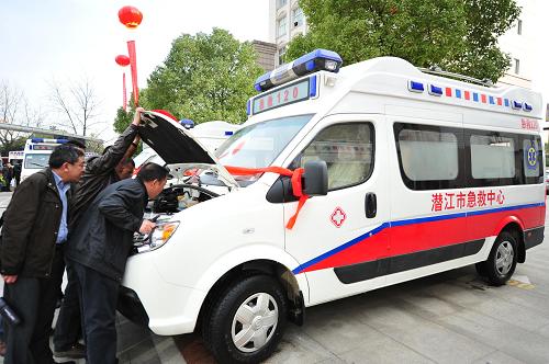 3月7日,湖北省潛江市急救中心的工作人員在查看剛剛領(lǐng)到的新急救車。當(dāng)日下午,伴隨著85輛急救車順利交付給各縣級醫(yī)療機(jī)構(gòu),湖北省農(nóng)村急救體系建設(shè)正式啟動。之后,湖北還將逐步建立功能較為完善、反應(yīng)較為迅速的農(nóng)村急救醫(yī)療網(wǎng)絡(luò),提高基層急救水平,并逐步與城市急救體系形成有效銜接,初步形成符合湖北省省情的城鄉(xiāng)醫(yī)療急救網(wǎng)絡(luò)。新華社記者 李建平 攝