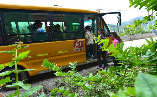 4月15日,“民營(yíng)校車”開(kāi)進(jìn)湖北省宣恩縣沙道溝鎮(zhèn)水田村接孩子們前往鎮(zhèn)中心校上學(xué)。湖北省恩施州宣恩縣山區(qū)沙道溝鎮(zhèn)有一個(gè)民營(yíng)校車隊(duì),該車隊(duì)成立于2012年4月,擁有8輛標(biāo)準(zhǔn)校車,每天在沙道溝鎮(zhèn)的山區(qū)農(nóng)村接送中小學(xué)生1000人次。校車隊(duì)的承運(yùn)價(jià)格由車隊(duì)與學(xué)生家長(zhǎng)根據(jù)路程遠(yuǎn)近協(xié)商確定,學(xué)校不參與,不收費(fèi)。家長(zhǎng)可自愿選擇孩子是否乘校車上學(xué),并與公司簽訂相關(guān)的服務(wù)協(xié)議。如今,這個(gè)民營(yíng)車隊(duì)已安全運(yùn)行1周年,改善了當(dāng)?shù)剞r(nóng)村孩子上學(xué)通勤難的問(wèn)題。新華社發(fā)(宋文 攝)