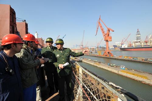 4月17日,遼寧大連灣邊防檢查站普法小分隊(duì)警官?gòu)垥运桑ㄓ乙唬橥饧瑔T講解限定區(qū)域管理法規(guī)。 當(dāng)日,大連灣邊防檢查站日前成立的有8名法律宣傳員組成的普法小分隊(duì)來(lái)到大連中遠(yuǎn)船務(wù)工程有限公司修船碼頭,為在港??看暗耐饧瑔T開展法律宣傳活動(dòng),講解外國(guó)人在華期間要遵守的法律常識(shí)。據(jù)悉,該站普法小分隊(duì)是大連邊防部門成立的首支外輪法律服務(wù)隊(duì)伍。 中遠(yuǎn)碼頭擁有30萬(wàn)噸級(jí)浮船塢,每年有170余艘外籍船舶在這里接受修理維護(hù),有5000余名來(lái)自歐美、東南亞等十幾個(gè)國(guó)家的外籍船員在港區(qū)長(zhǎng)期居住。新華社發(fā)(王朝輝 攝)