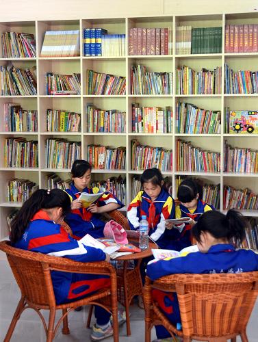 5月3日,在鄭州青少年服務(wù)大廳,來自豫南一所希望小學(xué)的孩子們在“希望書屋”內(nèi)翻閱圖書。“五四”青年節(jié)前夕,鄭州市的青少年收到了一份特別的禮物——鄭州市青少年服務(wù)大廳于當(dāng)日正式開放。據(jù)介紹,鄭州市青少年服務(wù)大廳是共青團(tuán)鄭州市委探索創(chuàng)新社會(huì)服務(wù)模式,面向廣大青少年開設(shè)的綜合性多功能服務(wù)大廳。大廳內(nèi)設(shè)有多個(gè)開放式青少年辦事窗口,主要有公益捐款、交友聯(lián)誼、就業(yè)創(chuàng)業(yè)、志愿者注冊、12355青少年權(quán)益維護(hù)等。新華社記者 王頌 攝