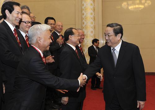 5月13日,中共中央政治局常委、全國(guó)政協(xié)主席俞正聲在人民大會(huì)堂會(huì)見(jiàn)以楊釗為團(tuán)長(zhǎng)的香港中華總商會(huì)訪京團(tuán)全體成員。新華社記者 饒愛(ài)民 攝