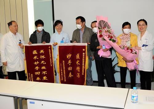 5月15日,康復出院的4位H7N9禽流感患者給南京鼓樓醫(yī)院的醫(yī)護人員贈送錦旗,表達謝意。當日,南京鼓樓醫(yī)院收治的4位人感染H7N9禽流感重癥患者康復出院,在親屬陪伴下回家。鼓樓醫(yī)院是江蘇省此次防控H7N9禽流感疫情中收治患者最多的醫(yī)院,自3月27日以來,這里先后收治了6位H7N9禽流感重癥患者。據(jù)悉,該院收治的另兩位H7N9禽流感危重患者的病情目前已有所改善,正在逐步恢復之中。新華社記者 孫參 攝